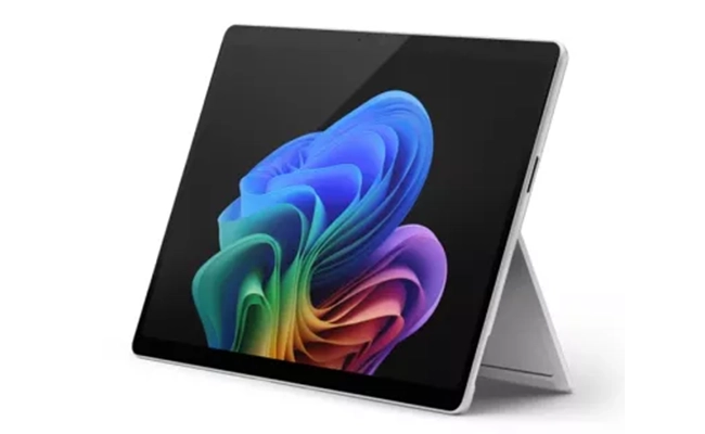 نمای کناری تبلت Microsoft Surface Pro 11 با نمایشگر ۱۳ اینچی